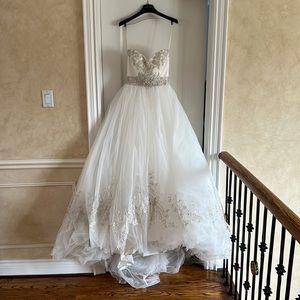 Beautiful strapless Princess style Wedding gown sz 2-4